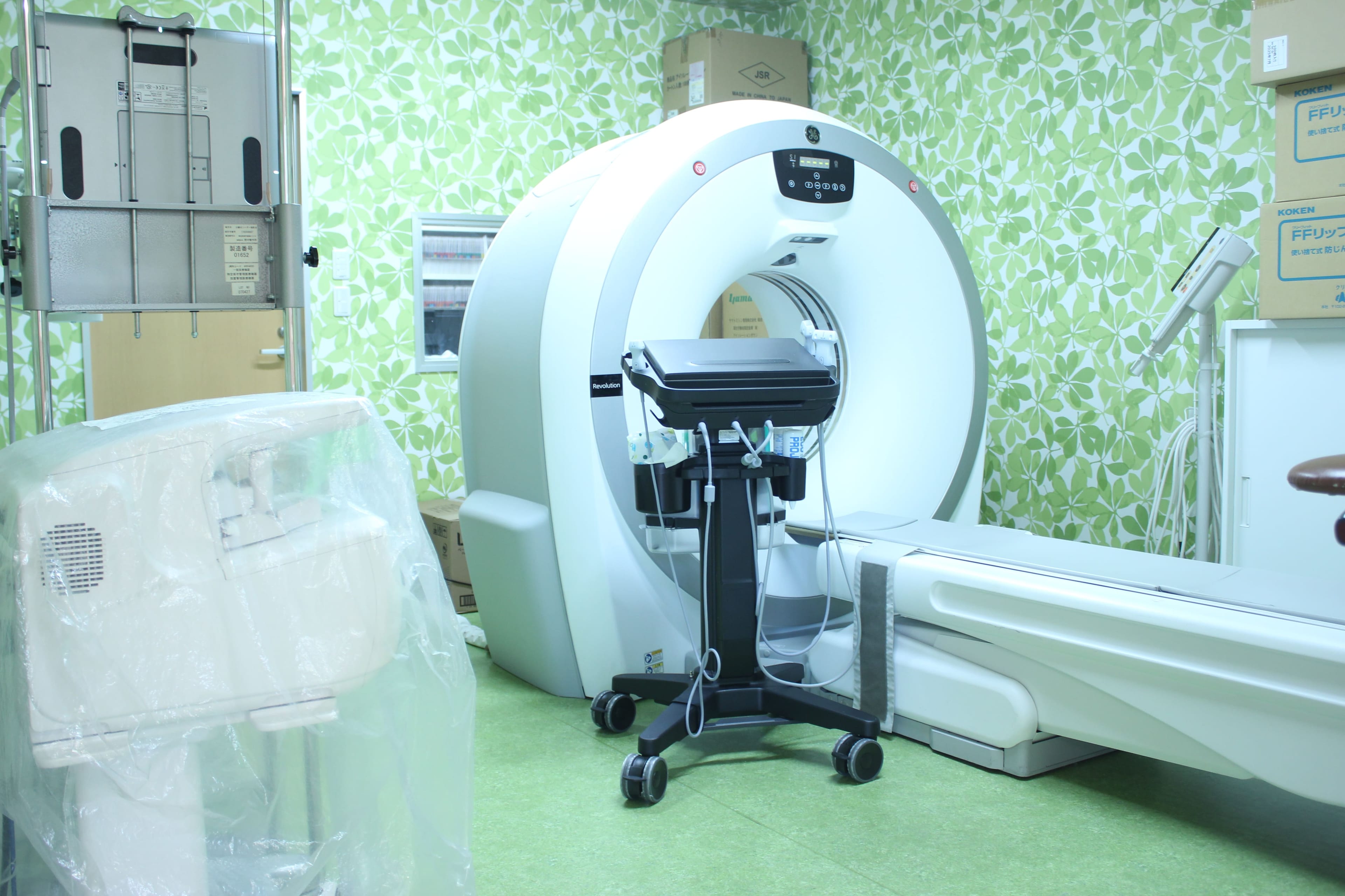 院内写真: CT・X線室 - 全身用X線CT診断装置を完備